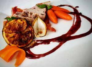 Una foto de Lomo de cerdo en salsa de zarzamora y vino tinto