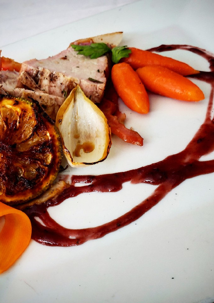 Una foto de Lomo de cerdo en salsa de zarzamora y vino tinto