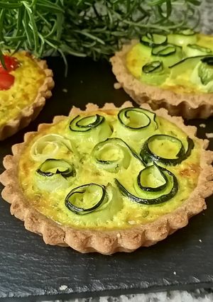 Une photo de Tartellettes courgettes tomates olivette🍅