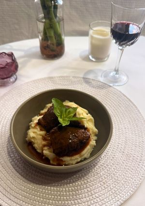Una foto de Carrillera de cerdo al vino tinto 🍷