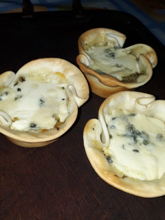 Una foto de Canastitas de cebolla y queso vegetarianas