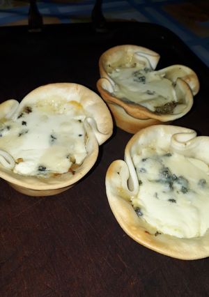 Una foto de Canastitas de cebolla y queso vegetarianas