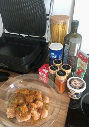 Une photo de Spaghettis au poulet mariné paprika avec all-Clad