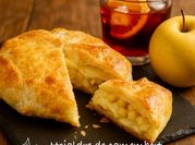 Una foto de camembert con miel