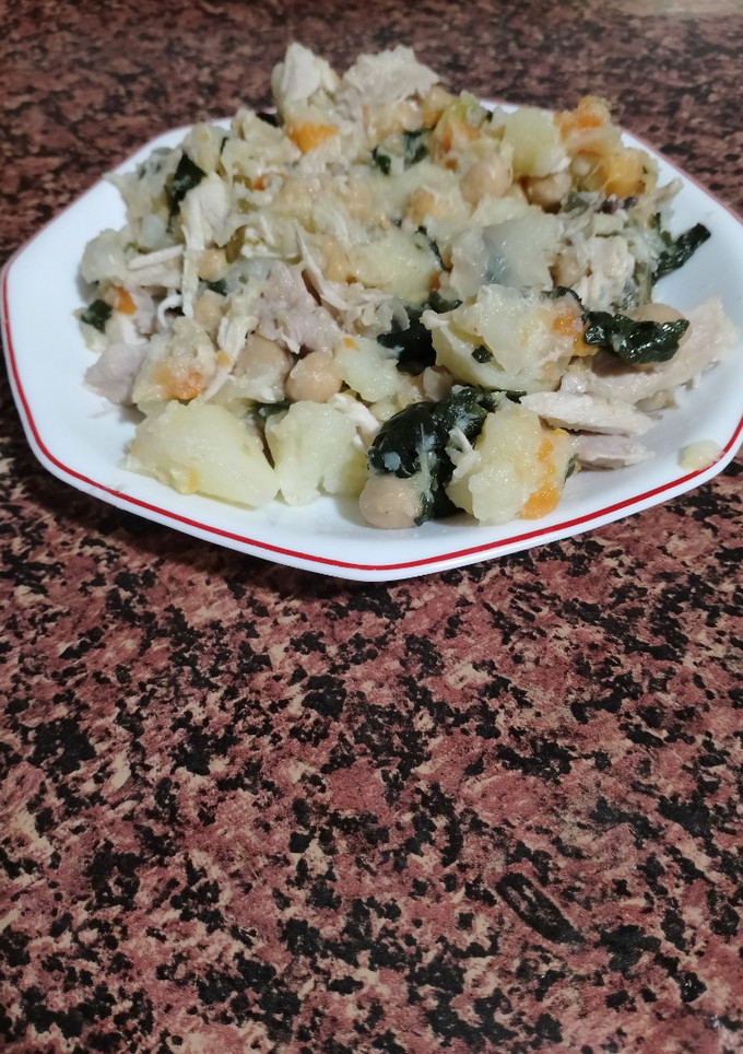 Una foto de Ropa Vieja con verduras y pollo