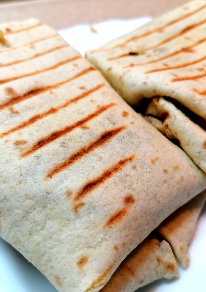 Una foto de Fajitas de pollo y verduras con salsa césar