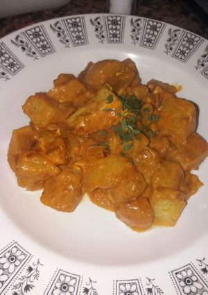 Una foto de Tofu con papas y salsa al curry