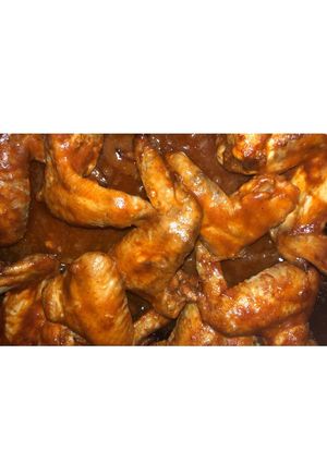 Una foto de Alitas caramelizadas con salsa barbacoa