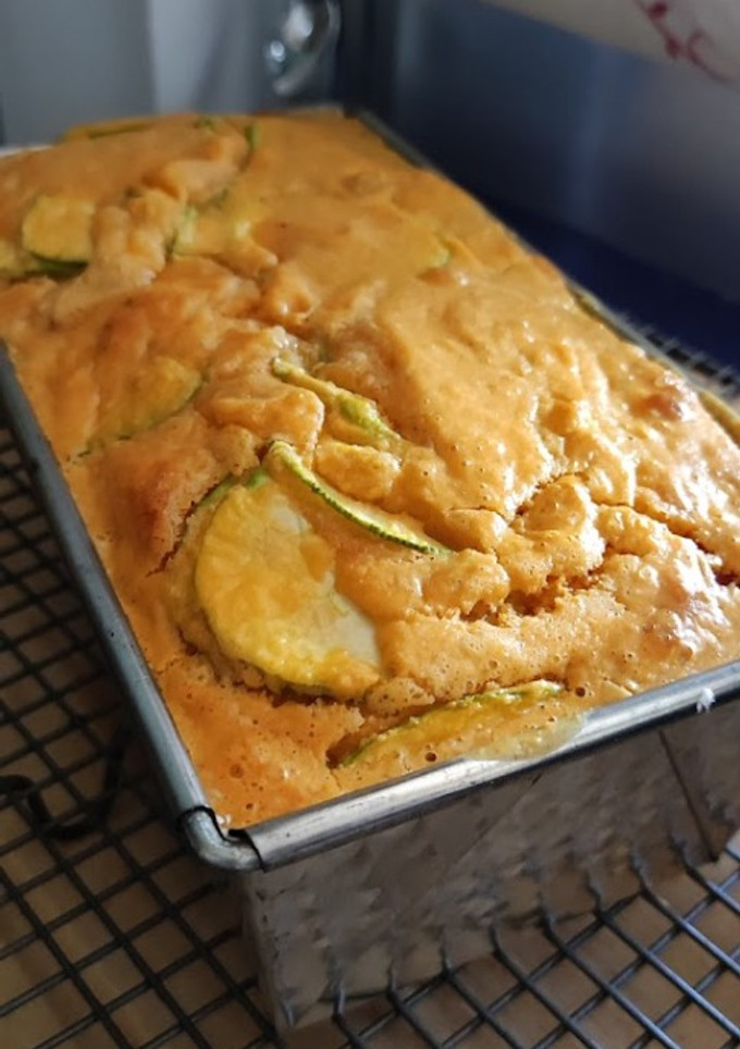 Una foto de Tarta salada de pollo al curry con calabacín