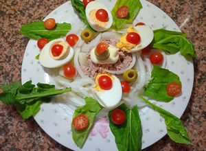 Una foto de Ensalada de Atún con papas rúcula cebolla, Huevos y cherry