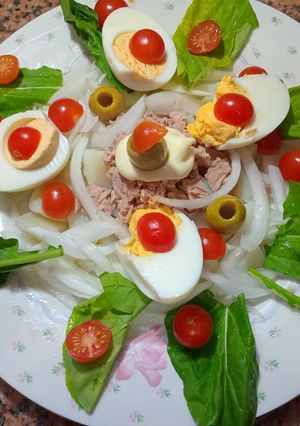 Una foto de Ensalada de Atún con papas rúcula cebolla, Huevos y cherry