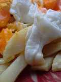 Huevos rotos con jamón de bellota y aceite de trufa
