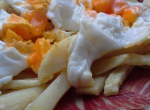 Una foto de Huevos rotos con jamón de bellota y aceite de trufa