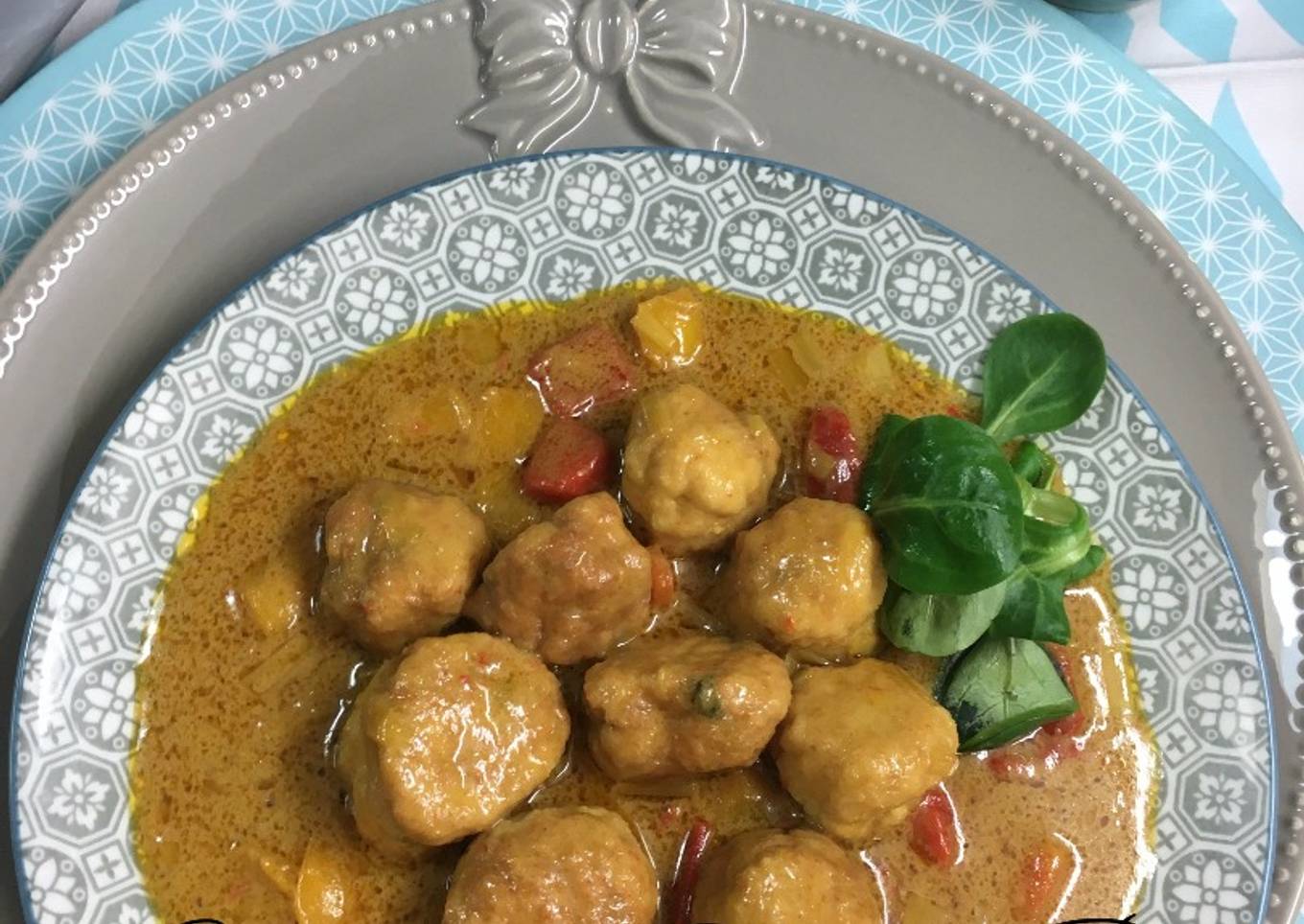 Albóndigas thai de pollo con leche de coco