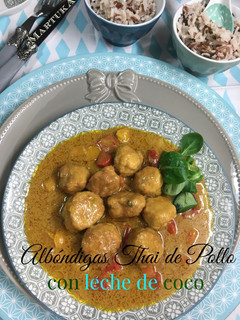 Una foto de Albóndigas thai de pollo con leche de coco