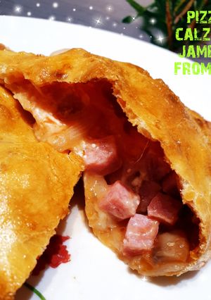 Une photo de Pizza calzone jambon fromage 😋