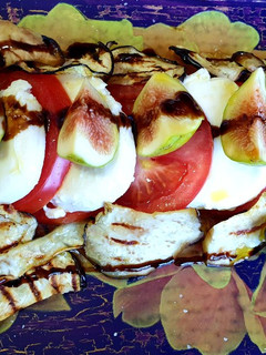 Una foto de Ensalada con berenjena, mozzarella, higos y tomate