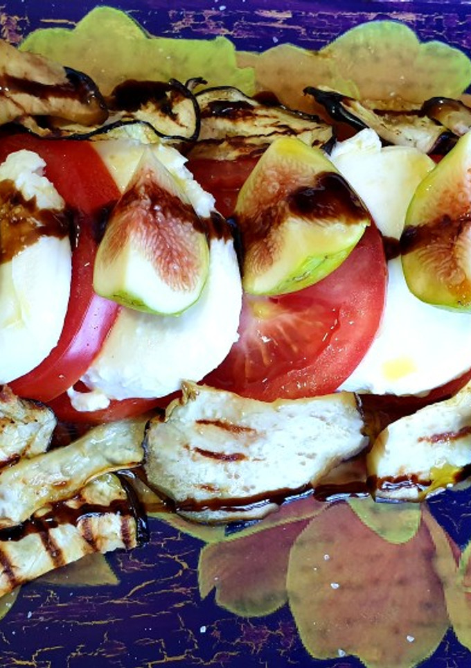 Una foto de Ensalada con berenjena, mozzarella, higos y tomate