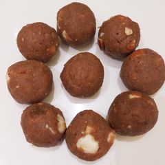 A picture of Gud ke laddu.