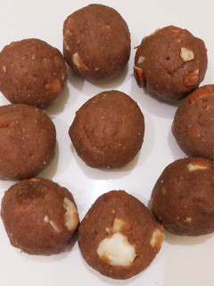 A picture of Gud ke laddu.