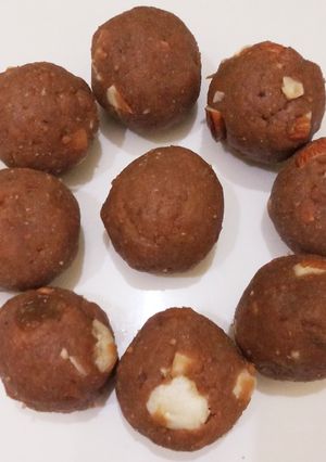 A picture of Gud ke laddu.