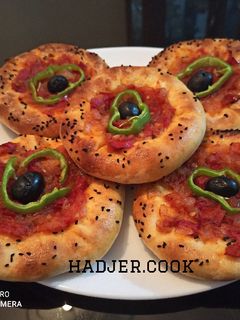 صورة لوصفة ميني بيتزا 🍕 محشوة الجوانب بالجبن 🧀