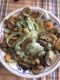 Una foto de Tallarines de konjac con champiñones, langostinos y salsa de espinacas