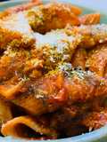 Canutos en salsa de tomate, atún y champiñones