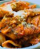 Canutos en salsa de tomate, atún y champiñones
