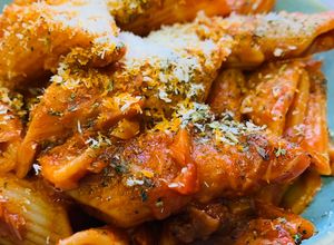 Una foto de Canutos en salsa de tomate, atún y champiñones