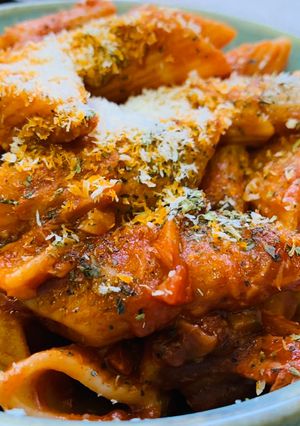 Una foto de Canutos en salsa de tomate, atún y champiñones