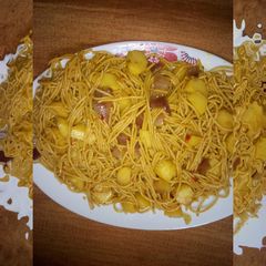A picture of Pasta and potato jallof.