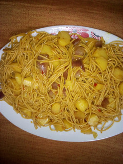 A picture of Pasta and potato jallof.