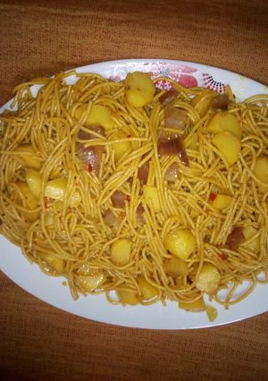 A picture of Pasta and potato jallof.
