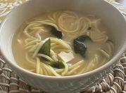 Una foto de sopa de tofu