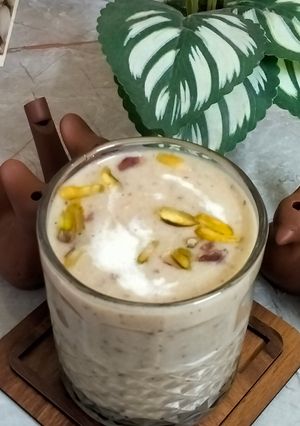 बनाना ड्राई फ्रूट लस्सी रेसिपी मुख्य फोटो