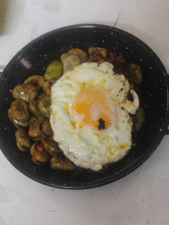 Una foto de Habas con chorizo y huevo frito