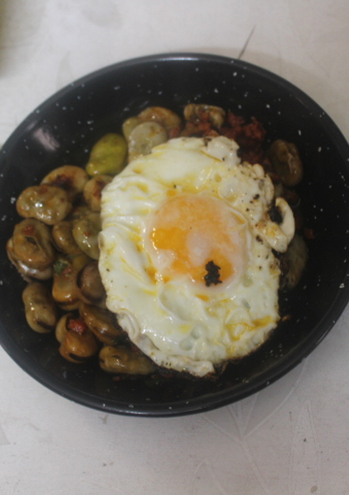 Una foto de Habas con chorizo y huevo frito