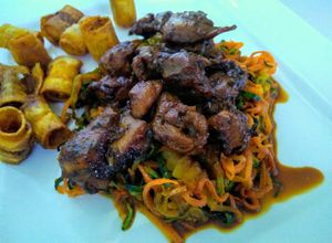 Una foto de POLLO🍗Mostaza y Tallarines de🥒Calabacín y Zanahoria🥕...!😋