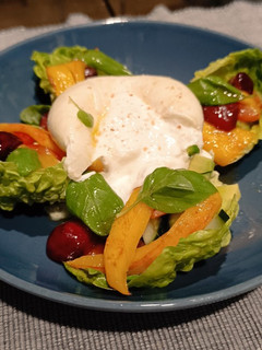 Una foto de Ensalada de cogollos con mango y cerezas a la plancha