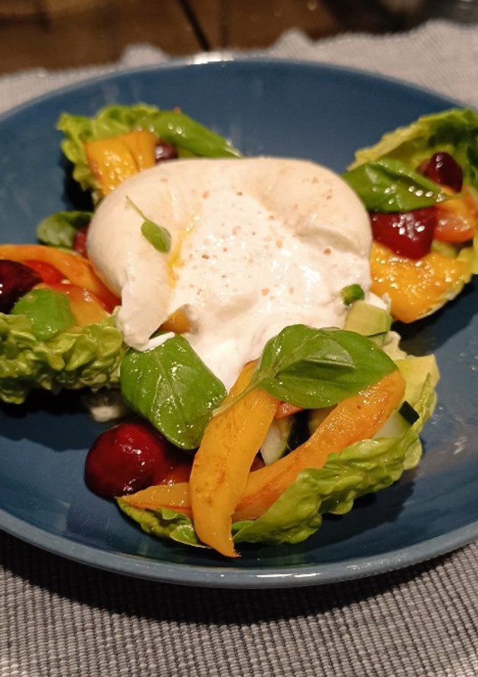 Una foto de Ensalada de cogollos con mango y cerezas a la plancha