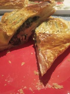 Una foto de Salmón hojaldrado con crema de espinacas y otra versión