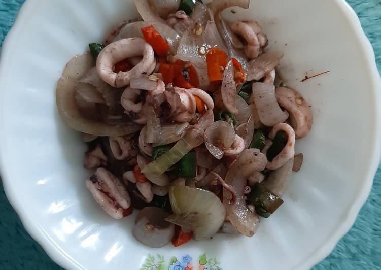 Langkah Mudah untuk Menyiapkan Tumis Cumi-cumi pedas yang simpel