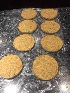 Una foto de Hamburguesas de brotes 🌱 de lentejas todo en crudo