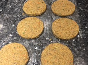Hamburguesas de brotes 🌱 de lentejas todo en crudo Una foto de Hamburguesas de brotes 🌱 de lentejas todo en crudo