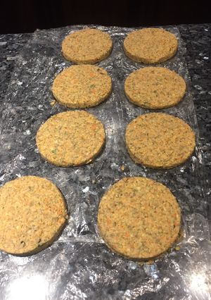 Una foto de Hamburguesas de brotes 🌱 de lentejas todo en crudo