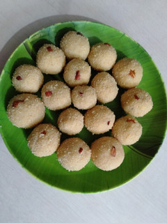 रवा बेसन लाडू (rava besan ladoo recipe in marathi) रेसिपी चे मुख्य फोटो
