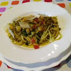 Foto di Spaghetti al pesto di porri e broccoli e sapori dell'orto