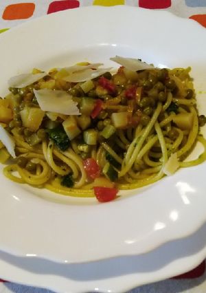 Foto di Spaghetti al pesto di porri e broccoli e sapori dell'orto