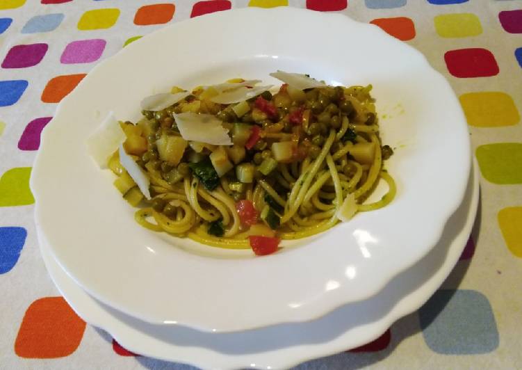 Spaghetti al pesto di porri e broccoli e sapori dell'orto